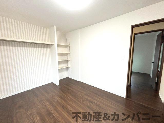 鴨川3丁目中古戸建の洋室|明るい洋室です