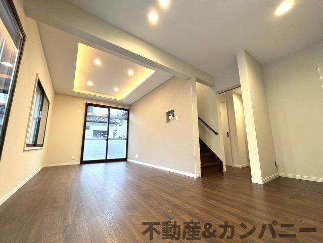 鴨川3丁目中古戸建の居間・リビング|おしゃれな居間です