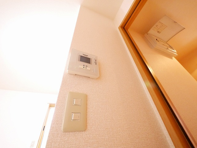 シャルマン高畑　Ａ棟のセキュリティ|お顔が見えるモニター付きインターホンで安心。