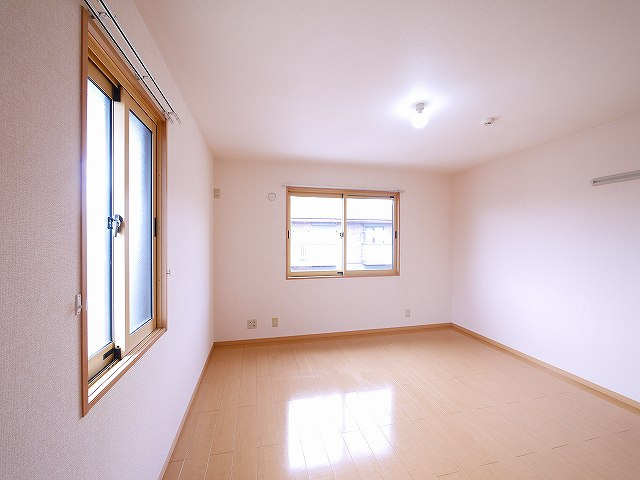 シャルマン高畑　Ａ棟の洋室|使い勝手のいい洋室です