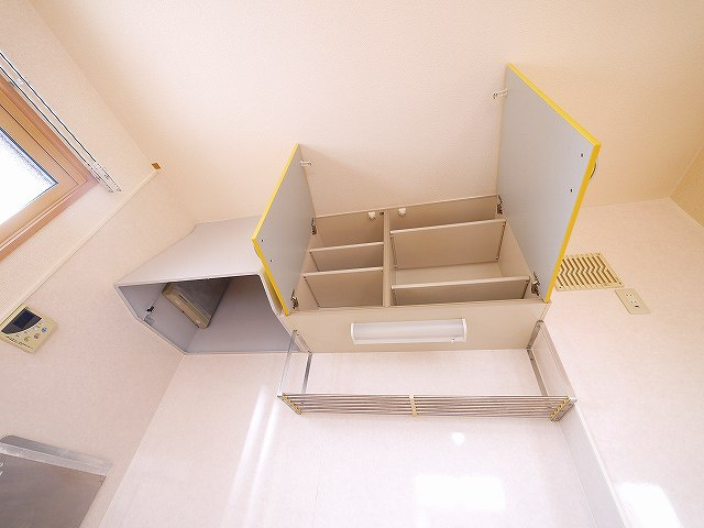 シャルマン高畑　Ａ棟のキッチン|キッチン上部には収納があります