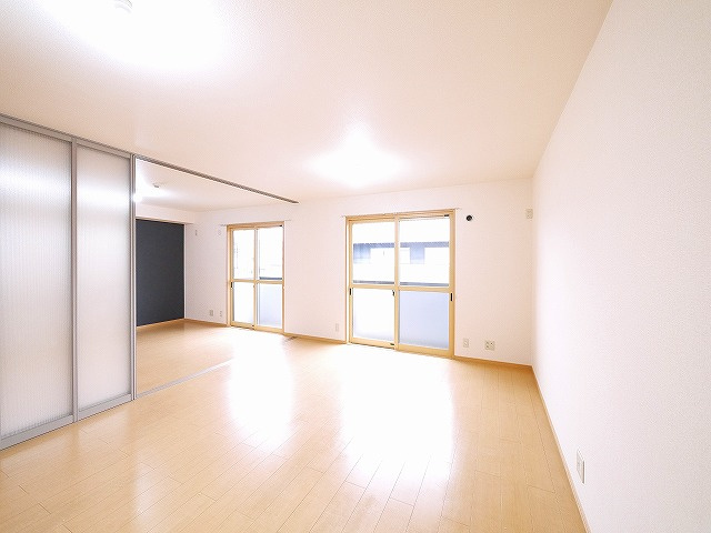 シャルマン高畑　Ａ棟の居間・リビング|使いやすい居間です