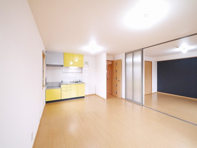 シャルマン高畑　Ａ棟の居間・リビング|使いやすい居間です