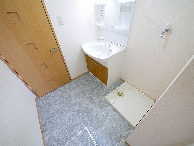 シャルマン高畑　Ａ棟の洗面所|スペースが確保できる洗面所です