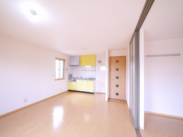 シャルマン高畑　Ａ棟の居間・リビング|使いやすい居間です