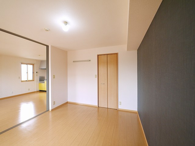 シャルマン高畑　Ａ棟の洋室|使い勝手のいい洋室です