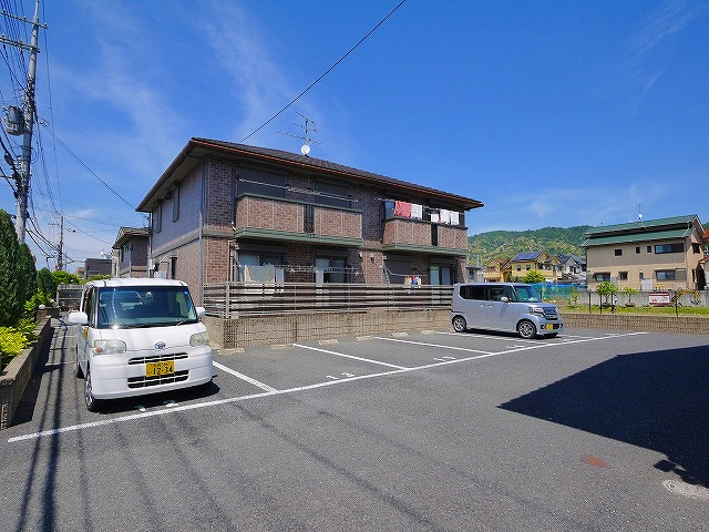 シャルマン高畑　Ａ棟の駐車場|駐車場に車を止められます