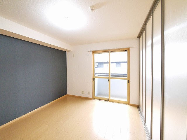 シャルマン高畑　Ａ棟の洋室|使い勝手のいい洋室です