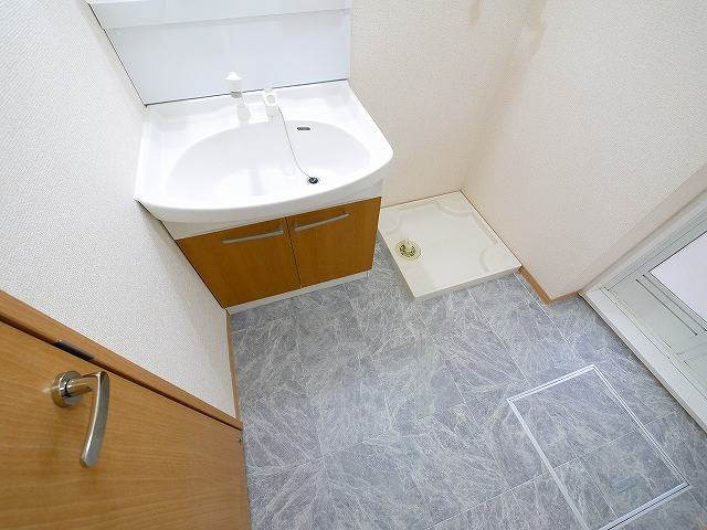 シャルマン高畑　Ａ棟の洗面所|忙しい朝には欠かせない洗面所です