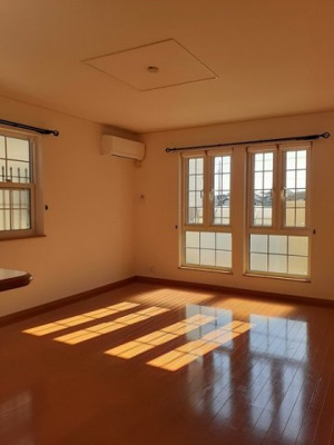 【居間・リビング】 | ティエラⅢ | こちらのリビングで趣味の時間をお楽しみください