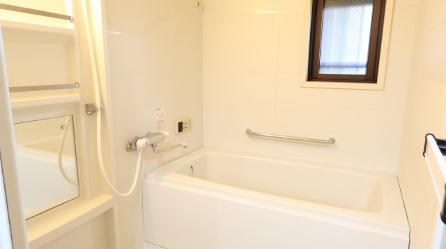 グランフォレスト楽山公園の浴室|窓付きで明るい浴室です！