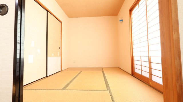 グランフォレスト楽山公園の和室|バルコニー側の6帖和室