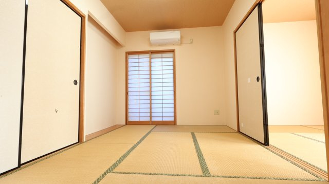 グランフォレスト楽山公園の和室|玄関側の6帖和室