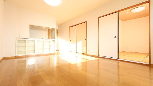 グランフォレスト楽山公園の居間・リビング|15.6帖のLDK！陽当たり良好！