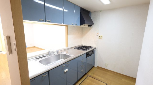 グランフォレスト楽山公園のキッチン|カウンターキッチンなのでリビングにいるご家族と会話を楽しみながらお料理ができます！