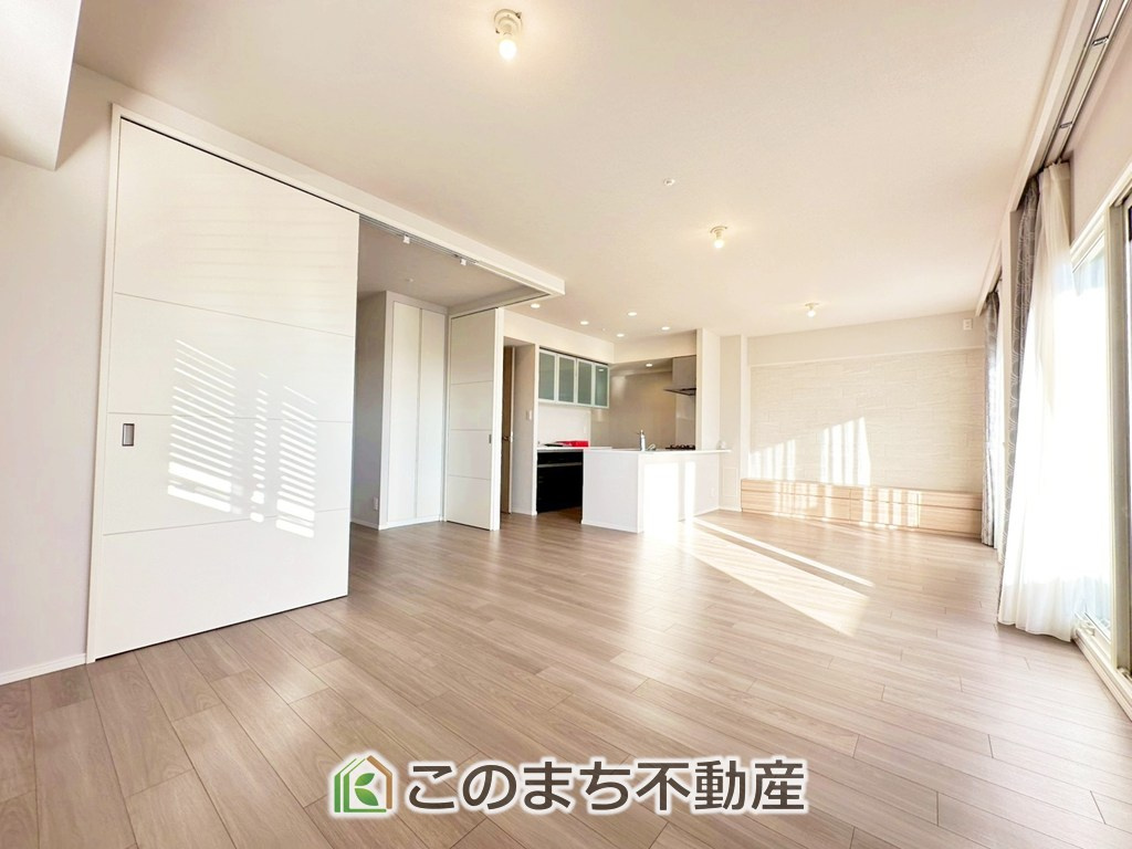 ノブレス駅東公園の居間・リビング|"居心地のいいリビングは、時間を忘れてしまうくらいホッとする空間です。
食事をしたり、テレビを見たりなど充実した毎日がここにあります。"
