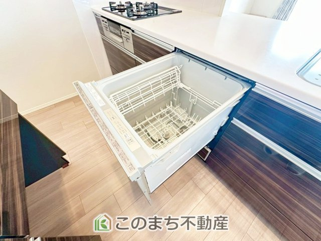 ノブレス駅東公園の設備|あったらいいなの代表的な設備である食洗機。ビルトイン型で、おさまりもよく、使い勝手も良好です。料理をするのは好きだけど、後片付けは苦手な方に重宝します。洗う手間がないので、時間を有効に使えますね。
