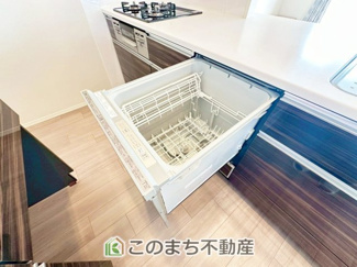 【設備】 | ノブレス駅東公園 | あったらいいなの代表的な設備である食洗機。ビルトイン型で、おさまりもよく、使い勝手も良好です。料理をするのは好きだけど、後片付けは苦手な方に重宝します。洗う手間がないので、時間を有効に使えますね。
