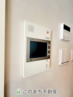 【設備】 | ノブレス駅東公園 | 「見える安心」をカタチにしました。誰が来てもわかる様にモニター付きインターホンを設置。快適と安らぎを合わせた優しい設計。
