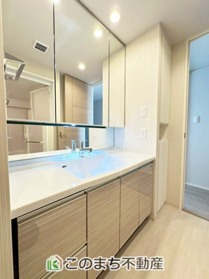 【独立洗面台】 | ノブレス駅東公園 | 大きな洗面台は、身だしなみチェックや歯磨きなど、朝の慌ただしい時間でもホテルライクなスペースで余裕とゆとりを感じて頂けます。
