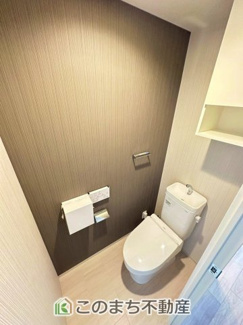 【トイレ】 | ノブレス駅東公園 | 温水洗浄便座、収納棚、嬉しい設備が揃った機能的なトイレ◎