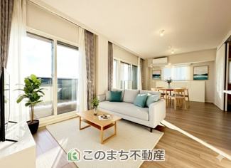 【居間・リビング】 | ノブレス駅東公園 | 豊かな光が照らすこの場所は、たわいもない会話を楽しみ、ゆったりとした時間を過ごす場所。家族の日常が刻まれる大切な空間です。
※家具・什器・調度品・植栽などはCG加工です。販売価格には含まれません。