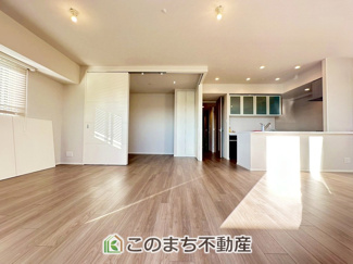 【居間・リビング】 | ノブレス駅東公園 | オープンでのびやかな空間を生み出す、こだわりの広がりとゆとり。家族と過ごす時間を大切にしたい方にぴったりの明るくゆとりある住空間です。窓からの日差しがリビングの隅々までしっかりと届きます。
