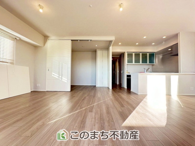 【居間・リビング】 | ノブレス駅東公園 | オープンでのびやかな空間を生み出す、こだわりの広がりとゆとり。家族と過ごす時間を大切にしたい方にぴったりの明るくゆとりある住空間です。窓からの日差しがリビングの隅々までしっかりと届きます。
