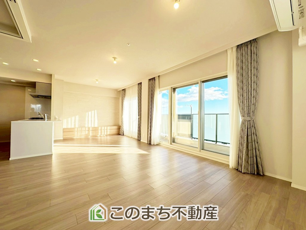 ノブレス駅東公園の居間・リビング|"優しい日差しの差し込むリビングダイニングは、木目の映えるシンプルな造りになっています。
家族の思い出を育む団らんの空間です。"
