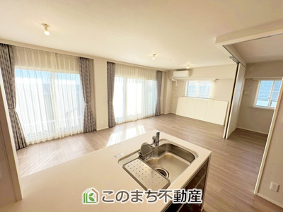 【居間・リビング】 | ノブレス駅東公園 | 南側から暖かな日差しが差し込みます♪キッチンからリビングの様子がよく見渡せます☆
