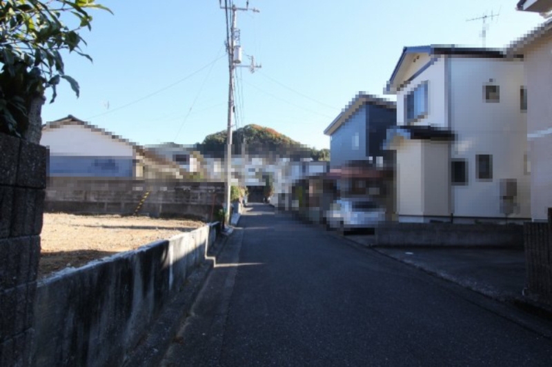 瀬戸東町3丁目　建築条件付き　売土地の前面道路含む現地写真
