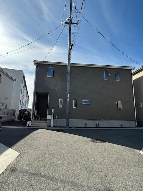 春日元町2丁目　中古一戸建ての外観|新しい生活にいかがでしょうか？外観はお住まいの顔になります。こだわりたいポイントですね。外壁塗装や屋根塗装のご相談も承っております。
■現地内覧・資金計画相談・住宅ローン相談もお問合せ受付中■