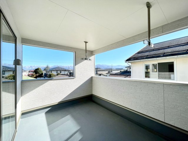 耐震等級３！ご成約プレゼント対象物件！のバルコニー|日当たり良好な広いバルコニー！洗濯物の出し入れなど楽々できちゃいます♪　２号棟