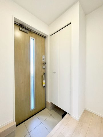 耐震等級３！ご成約プレゼント対象物件！の玄関|玄関ホールはお買い物の手荷物など楽々おける広さです♪　２号棟