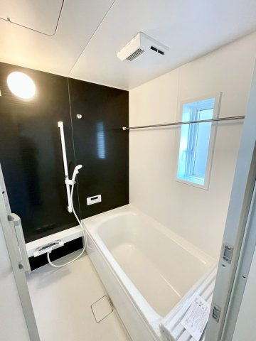 耐震等級３！ご成約プレゼント対象物件！の浴室|浴室乾燥機付きのお風呂です♪窓もあるので換気などもしっかりできます！！　２号棟