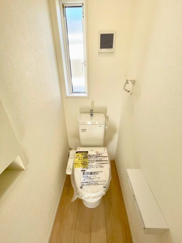 耐震等級３！ご成約プレゼント対象物件！のトイレ|1、2階それぞれにトイレ完備！温水洗浄便座機能付きです♪　２号棟