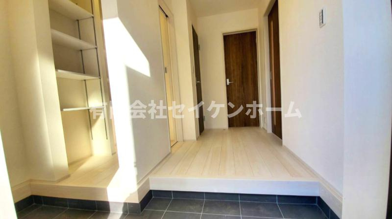 大里郡寄居町露梨子　新築住宅（平屋建て）8号棟の玄関