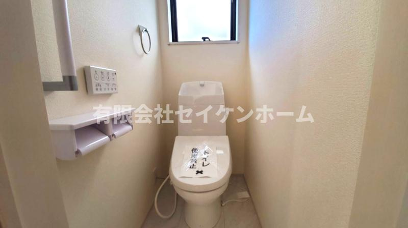 大里郡寄居町露梨子　新築住宅（平屋建て）8号棟のトイレ