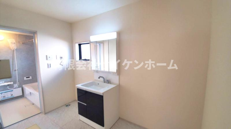 大里郡寄居町露梨子　新築住宅（平屋建て）8号棟の独立洗面台