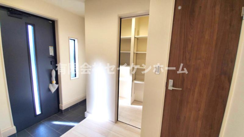 大里郡寄居町露梨子　新築住宅（平屋建て）8号棟の玄関