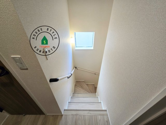 上益城郡益城町広崎第1-4棟(1号棟)の内観：施工例|＜手すり付階段＞手すりがないと階段の昇り降りで危険なことはもちろん、壁に手をつきながら歩くことで壁紙が汚れやすくなります。すべての方に快適に昇り降りしていただくため、手すりを設置しました。