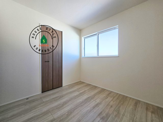 上益城郡益城町広崎第1-4棟(1号棟)の内観：施工例|採光良好な洋室は全居室、複層ガラスの遮熱効果と断熱効果で、一年中快適に過ごせます。