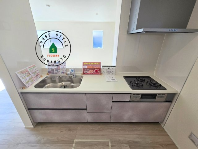 上益城郡益城町広崎第1-4棟(1号棟)の内観：施工例|ご家族を近くに感じられる対面キッチンのLDK。会話もはずみそうですね。