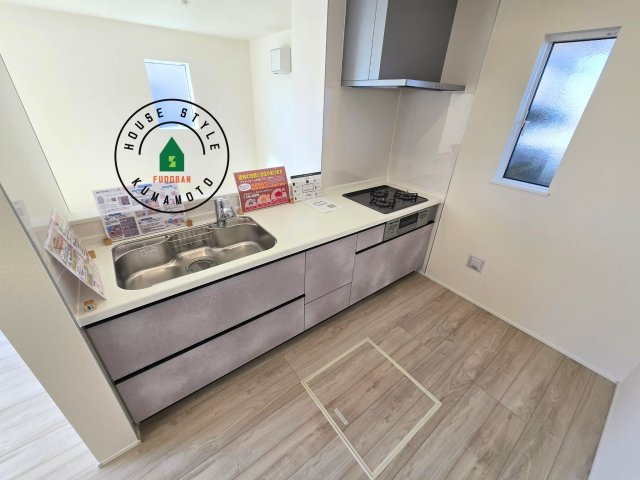 上益城郡益城町広崎第1-4棟(1号棟)の内観：施工例|ダイニングテーブルへの配膳がラクラク、お料理はかどるカウンター付きシステムキッチン！