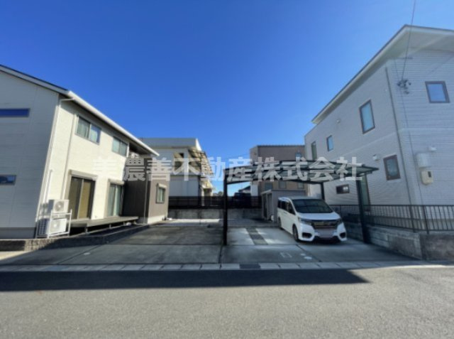 ６６２６０　岐阜市西鶉５丁目中古戸建ての前面道路含む現地写真