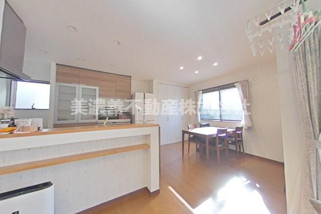 ６６２６０　岐阜市西鶉５丁目中古戸建ての居間・リビング