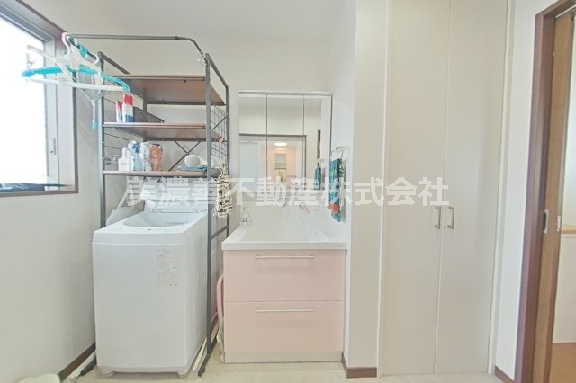 ６６２６０　岐阜市西鶉５丁目中古戸建ての独立洗面台