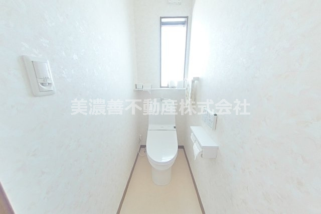 ６６２６０　岐阜市西鶉５丁目中古戸建てのトイレ