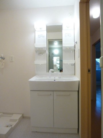 Ｕｒａｒａ　Ｗｅｓｔ　Ｂの洗面所|脱衣スペースもあります