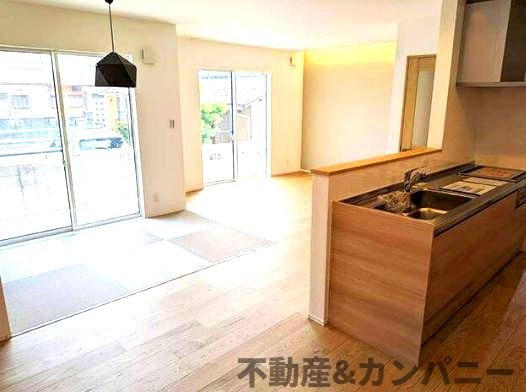伊予市下吾川新築戸建　分譲地の新築戸建の居間・リビング|ゆったりとした居間です